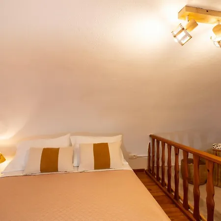 Sertis Santorini *